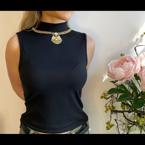 Black blouse embroidery with Indian jewelry - Picture 3 of 7